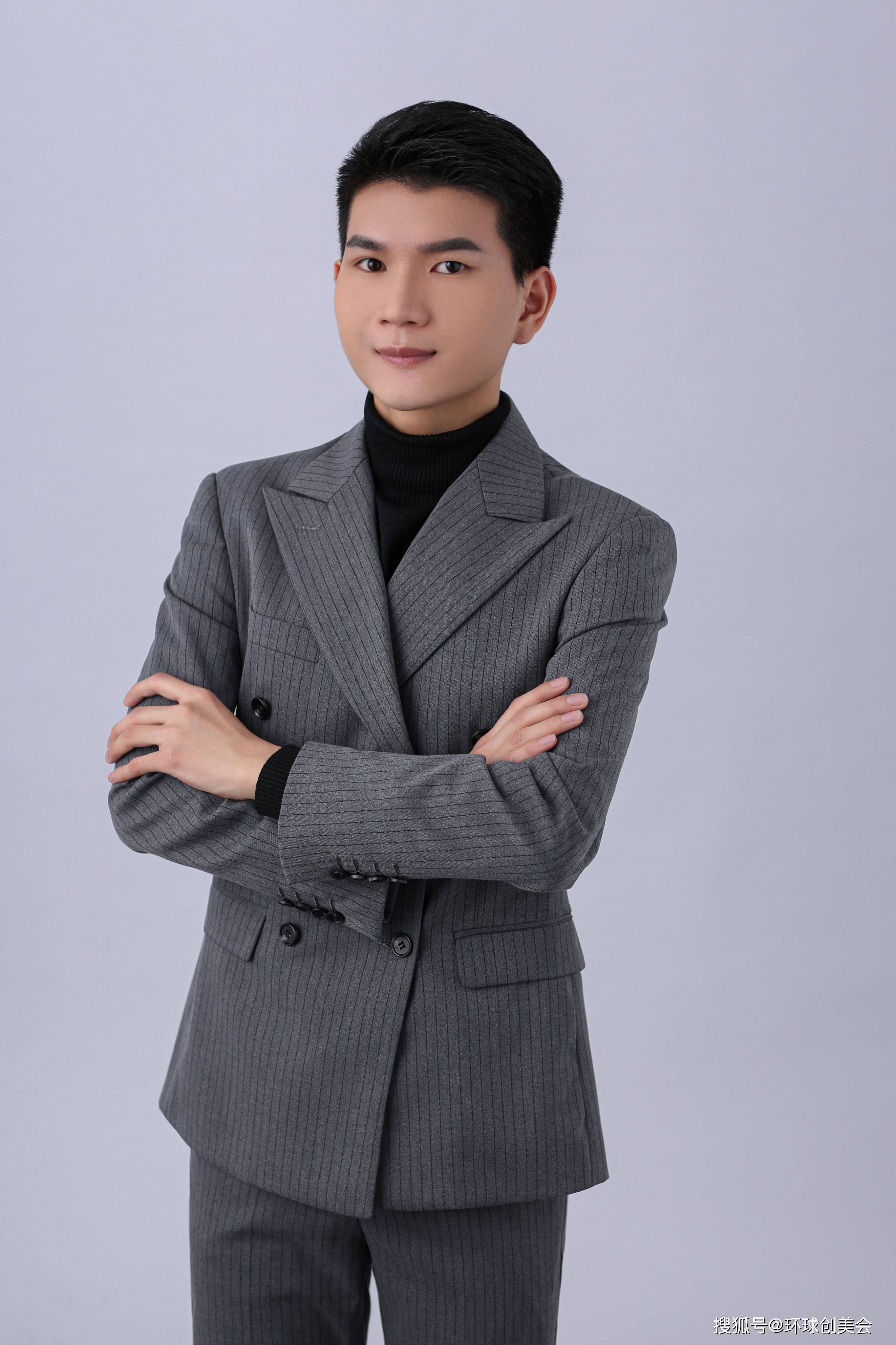 钟亮 视觉与舞美负责人
